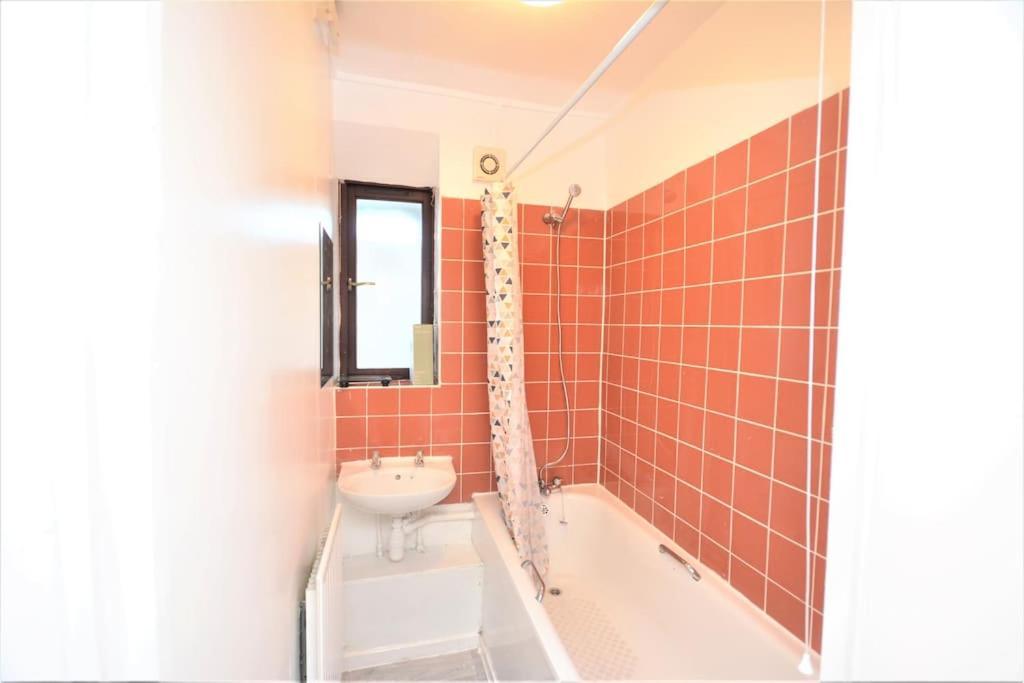 Lovely 4 Bedroom Apartment Close To The City Walking Distance From The Rivere View Лондон Экстерьер фото