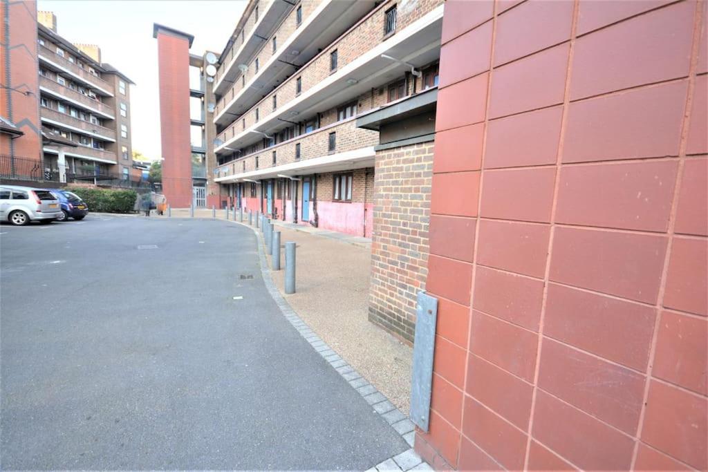 Lovely 4 Bedroom Apartment Close To The City Walking Distance From The Rivere View Лондон Экстерьер фото