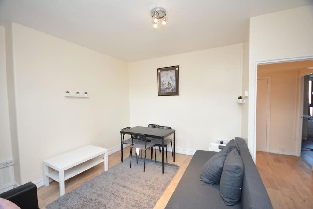 Lovely 4 Bedroom Apartment Close To The City Walking Distance From The Rivere View Лондон Экстерьер фото