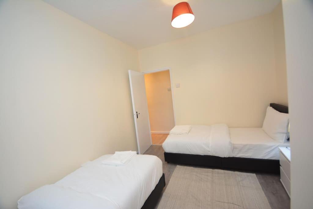 Lovely 4 Bedroom Apartment Close To The City Walking Distance From The Rivere View Лондон Экстерьер фото