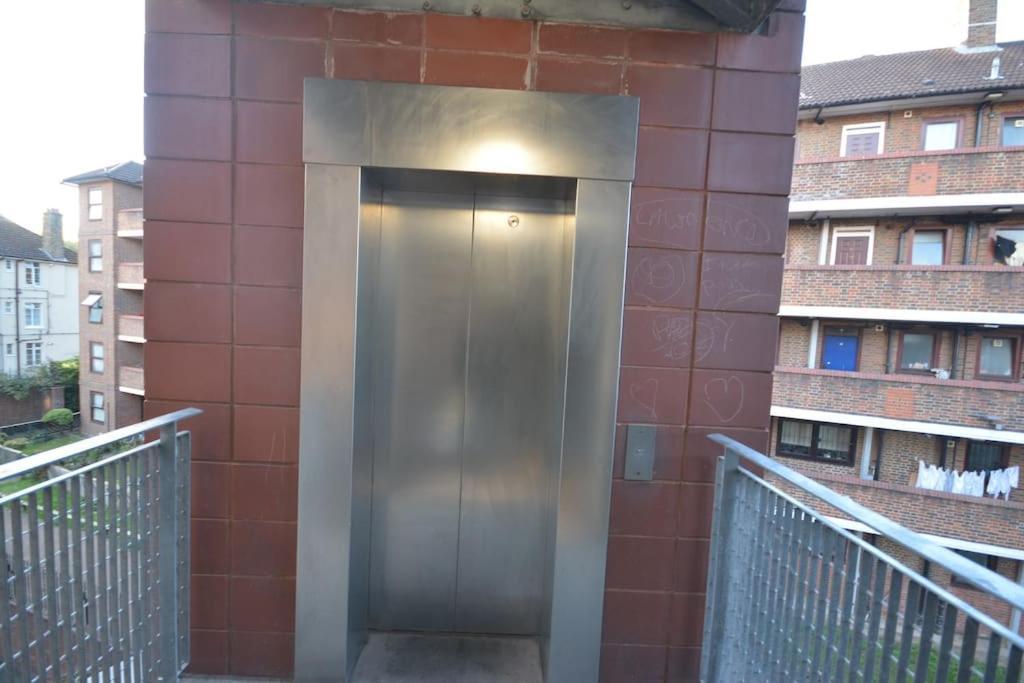 Lovely 4 Bedroom Apartment Close To The City Walking Distance From The Rivere View Лондон Экстерьер фото