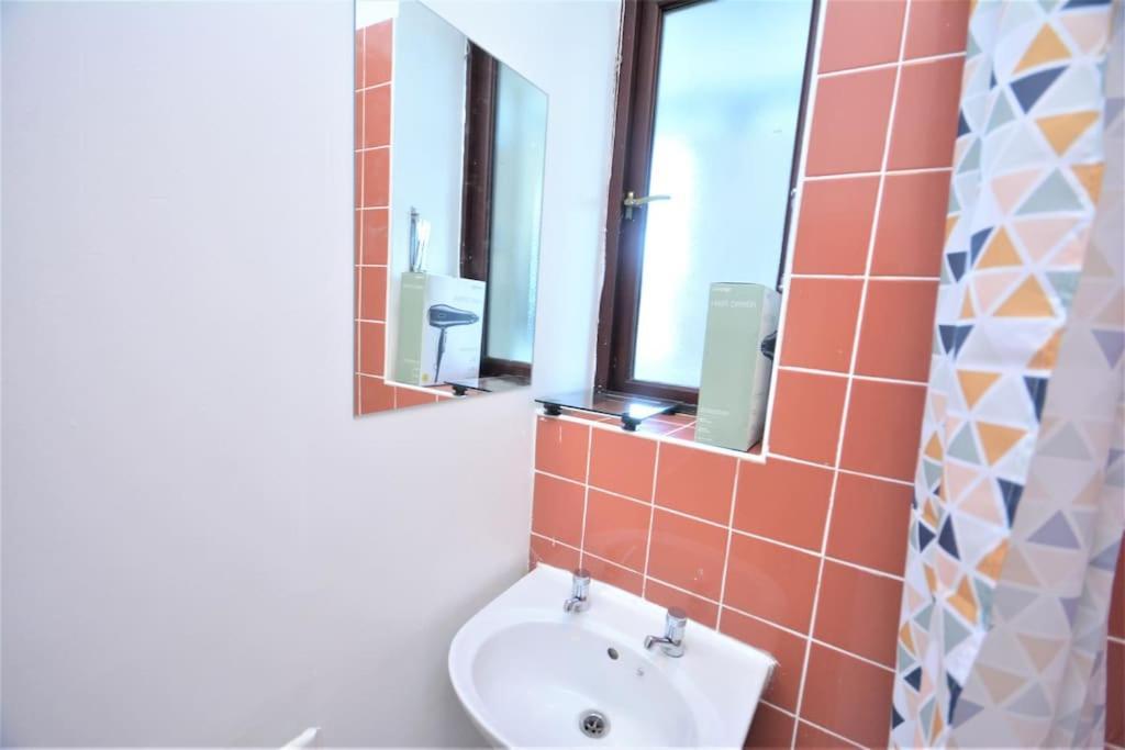 Lovely 4 Bedroom Apartment Close To The City Walking Distance From The Rivere View Лондон Экстерьер фото
